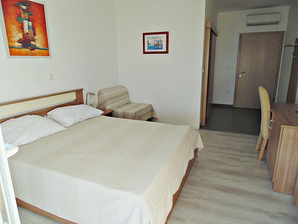 House Natali 70M From The Beach - Free Ev Top Up Rtina Kültér fotó